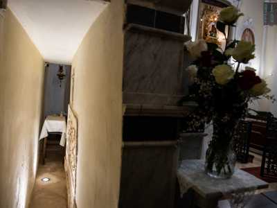 Ci sembrerebbe a questo punto di aver visto tutto. Ma cos� non �, perch� la chiesa cela in ogni suo angolo un �segreto�. A partire dal passaggio che si apre dietro l�altare...